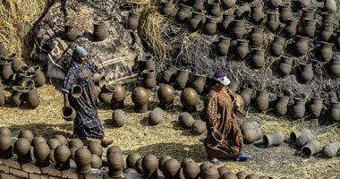حكاية الطين والنار: سيدات الشرقية ينقلن الفخار إلى المحرقة