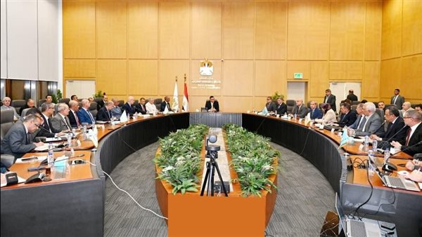 وزير الإسكان يتابع مشروعات مياه الشرب والصرف الصحي في الفيوم والمنيا