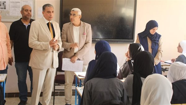 مدير تعليم الجيزة يحث على الانضباط المدرسي بعد رصد طلاب خارج أسوار المدارس.