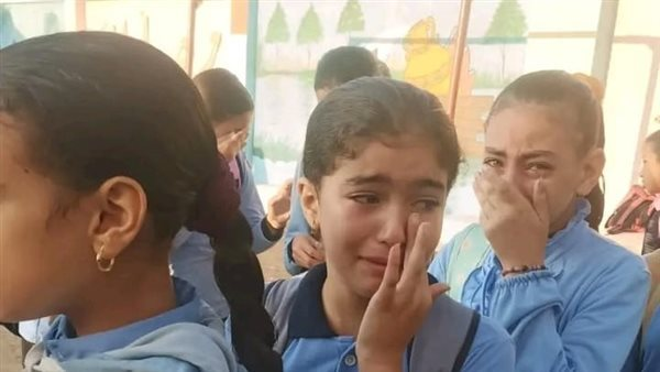 بكاء في طابور الصباح فور تلقي الطلاب خبر وفاة معلمهم