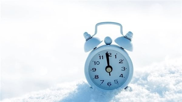 متى يبدأ العمل بالتوقيت الشتوي؟