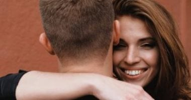 نساء من 4 أبراج يتوافقن عاطفيًا مع رجل العقرب، أنثى الحوت ملاذه الآمن