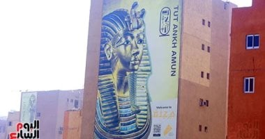 ملوك الفراعنة يزينون واجهات مبانى الجيزة احتفالاً بالمتحف الكبير