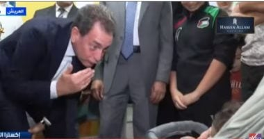 سفير فرنسا بالقاهرة يمزح مع رضيعة من غزة بمستشفى العريش ويرسل لها قبلات