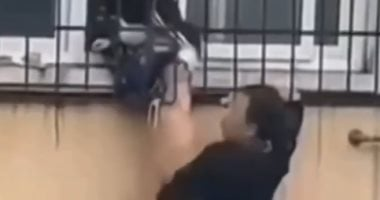 صيني أنقذ طفلاً من الموت ثم عاد إلى عمله فصار بطلاً