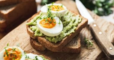 طبيب بجامعة هارفارد يكشف 7 أخطاء شائعة في الإفطار تضر الأمعاء