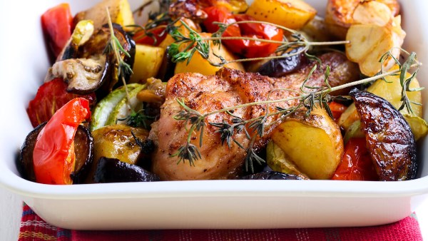 طاجن البطاطس بقطع الدجاج: وصفة سهلة