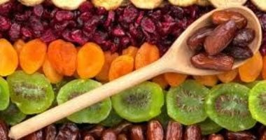 لماذا يجب الحذر عند تناول الفواكه المجففة