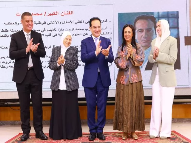 وزيرة التضامن تكرم محمد ثروت في احتفالية الأب القدوة