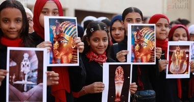 تلميذات يرفعن تماثيل ملوك مصر القديمة