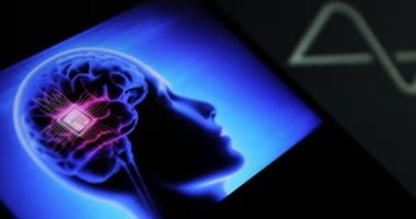 هل تتغير كيمياء المخ عند الشعور بالفرح؟ استشارى يوضح