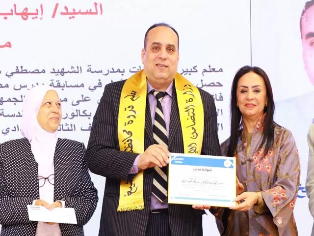 من قاعة الدرس إلى منصة التكريم.. معلم من كفر الشيخ قدوة للأب