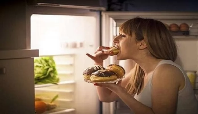 وجبة منتصف الليل قد تضر كبدك.. اعرف السبب