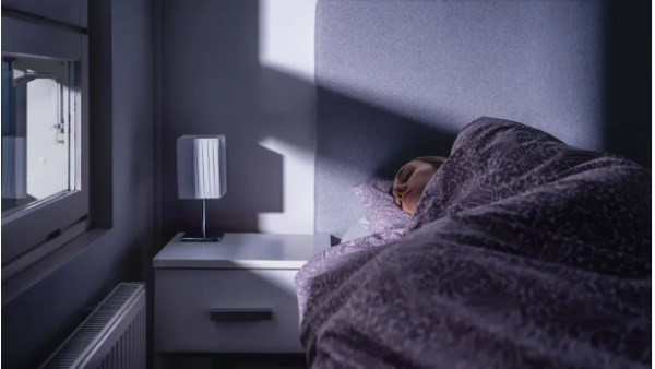 دراسة تحذر من ضوء الهاتف والتلفاز ليلاً قد يدمر القلب