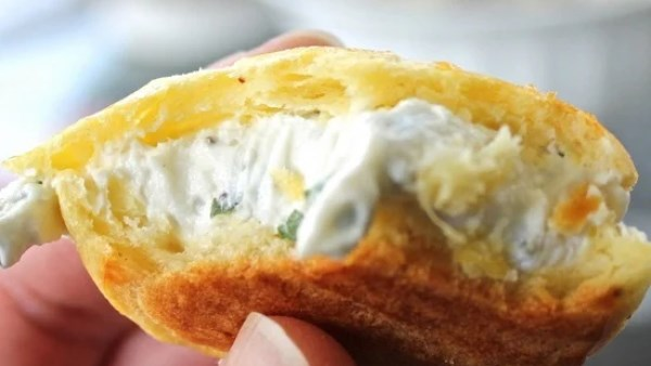 قرص جبن بالزيتون الصحي وسهل التحضير