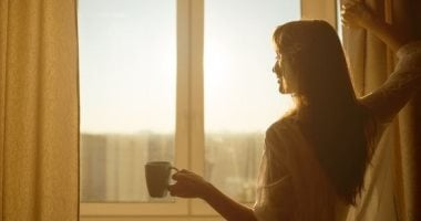 5 طرق لتخفيف التوتر وتخليك مبسوط الصبح، مش بس الحلويات