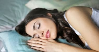 تفسير حلم النوم في مكان غريب: راحة نفسية وأحياناً خوف داخلي