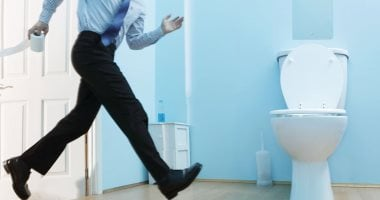 حالات مزمنة تسبب سلس البول: 7 عادات يومية للحد منه