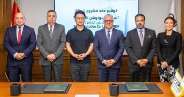 رئيس الهيئة الاقتصادية لقناة السويس يوقع عقد ساميل سولوشن للملابس الجاهزة