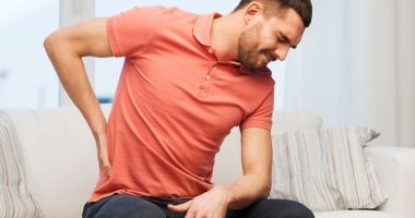 كيف يساعد المشي في تخفيف آلام ظهرك؟ طبيب عظام يجيب