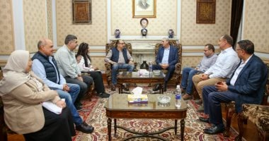 وزير قطاع الأعمال يلتقي محافظ الغربية في مستهل زيارته لشركة مصر للغزل والنسيج