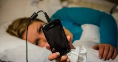 خطر الحرائق ليس وحده: أضرار صحية من ترك الهاتف على الشاحن قرب النوم