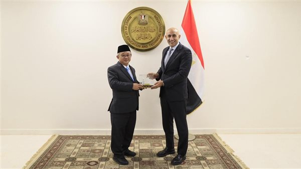 عبداللطيف يناقش مع نظيره الإندونيسي سبل تعزيز التعاون