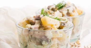 سلطة الرنجة بالكيوي وقطع الليمون وجبة خفيفة مغذية