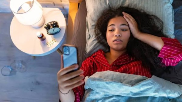 مخاطر وسائل التواصل على الدماغ وطرق الوقاية من حرائق الشاحن