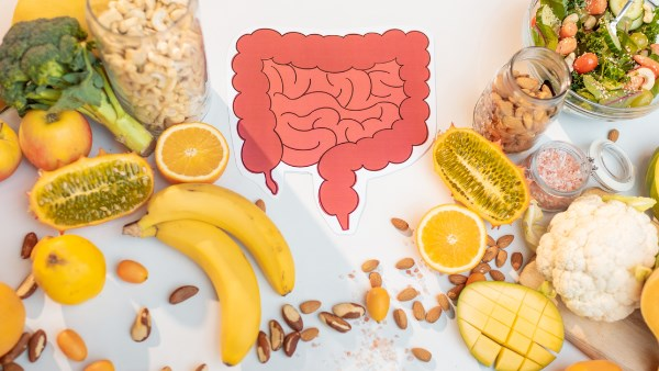 أفضل أطعمة لمرضى القولون العصبي لتقليل الانتفاخ