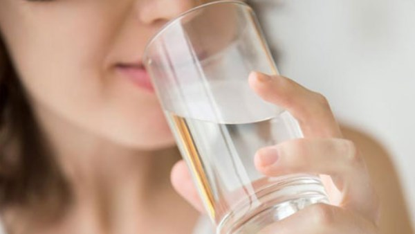 ماذا يحدث عند شرب كميات كبيرة من الماء؟ تعرف على المخاطر الصحية