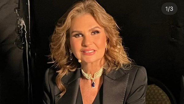 يسرا تستعرض أناقتها بفستان لافت