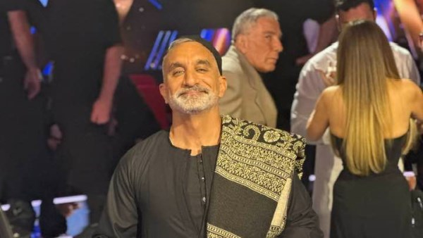 باسم يوسف يشارك في تريند الجلابية احتفالًا بالزي الشعبي المصري