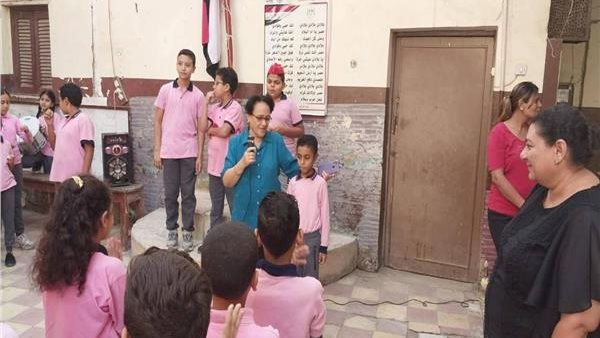 مدرسة بقنا تكرم تلميذًا أعاد انسيالًا ذهبيًا لمعلمته تقديرًا لأمانته