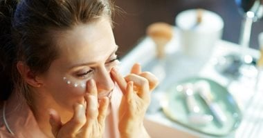 وصفات طبيعية لإزالة تجاعيد العين بخطوات بسيطة