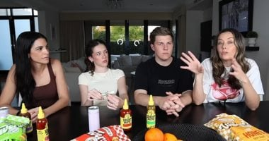 عائلة بلوجرز أسترالية تهاجر لبريطانيا لتفادي حظر وسائل التواصل الاجتماعى