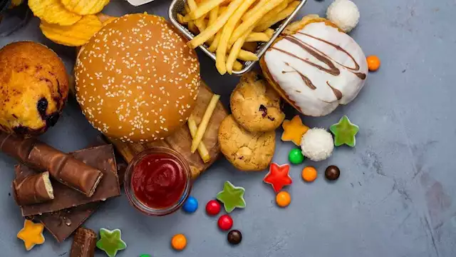 تهدد قلبك وعقلك: 6 أطعمة شائعة ترفع الكوليسترول الضار