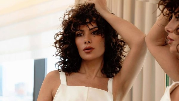 صبا مبارك تثير الجدل بإطلالة بدلة كلاسيك مكشوفة الظهر