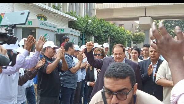 أبو العينين يصل إلى مقر هيئة النظافة بالدقي وسط حفاوة من الناخبين