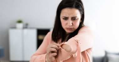 تفسير حلم ارتداء ملابس مقطوعة: سوء فهم أم تغييرات إيجابية