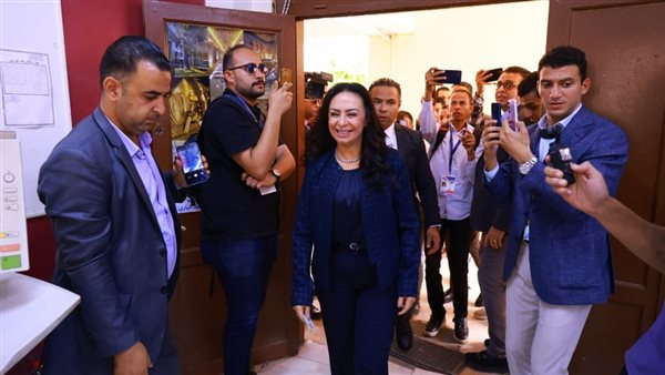وزيرة التضامن تصوّت في انتخابات مجلس النواب بلجنة مدرسة بدر الإعدادية