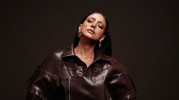 هند عبد الحكيم تثير الجدل بمعطف جلد قصير