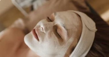 ماسك العسل والزبادي لتفتيح البشرة الباهتة ونضارتها الطبيعية