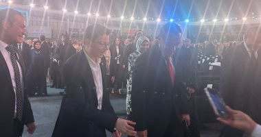 شاب يعترض طريق رئيس الوزراء بنهاية مهرجان الفسطاط ويطلب ذكرى معه