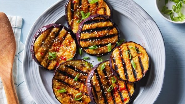 ماذا يحدث لجسمك عند تناول الباذنجان بانتظام وفوائده