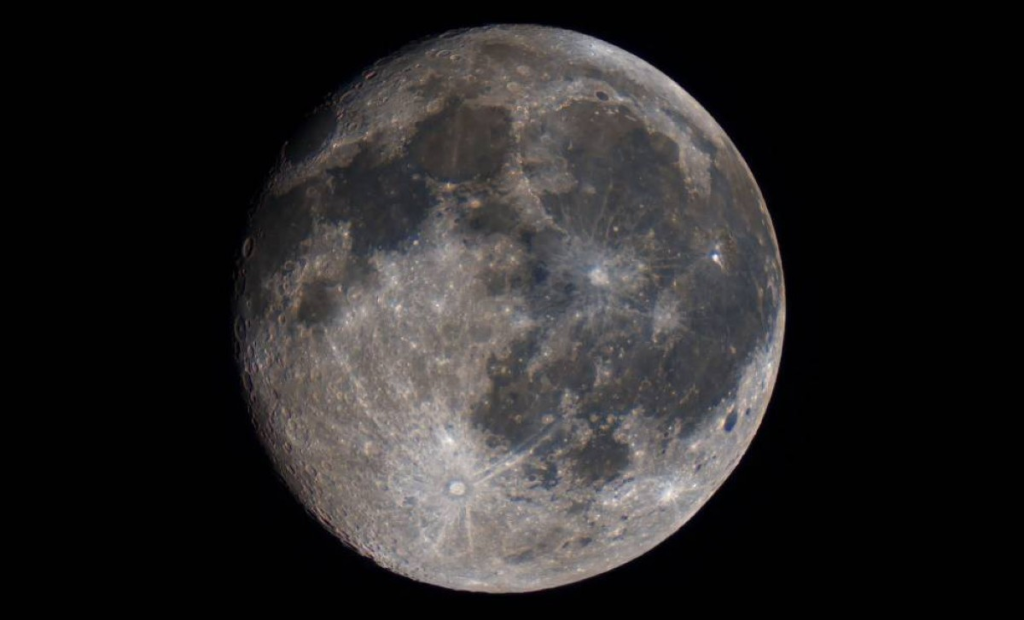 القمر يكشف أسراره المذهلة: ما الذي يوجد بداخله؟