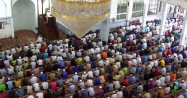 حكم المصافحة بعد الصلاة وتبيان كونها حراماً كما توضح دار الإفتاء