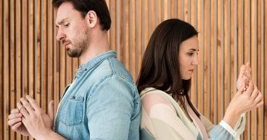 7 أكاذيب بيضاء قد تدمر علاقتك الزوجية.. لا تتظاهر بأنك بخير