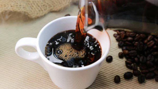 ما تأثير فنجانين من القهوة السوداء؟