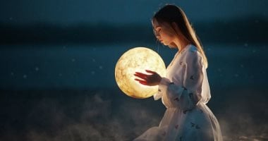تأثير القمر على مشاعرك الأنثوية وطاقة جسدك.. استعدي للتغير والتميز